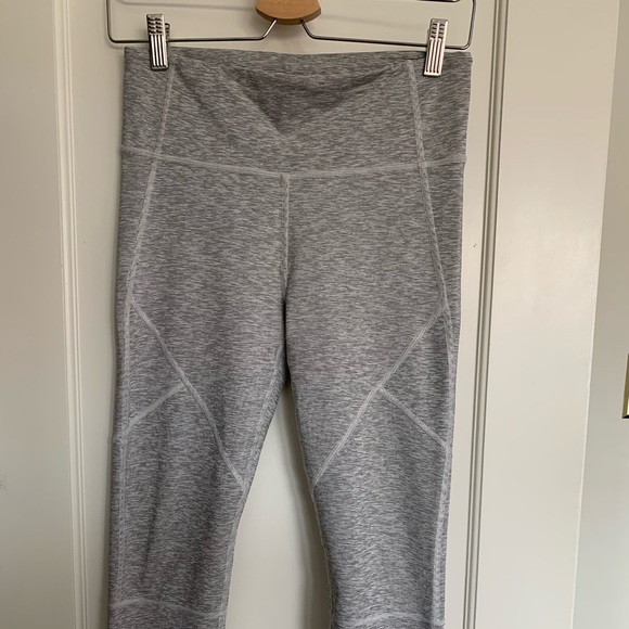 Gap Fit Gray/White Striped 3/4 Legging SMALL - Picture 1 of 3
